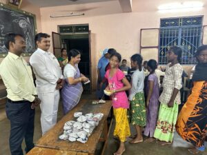 இரவு உனவு வழங்கப்பட்டது.