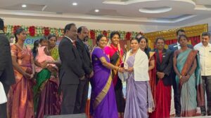 சிறந்த சமூக சேவகருக்கான விருது.