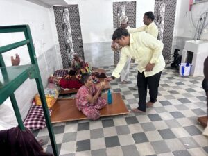 ஆதரவற்றரோ  இல்லத்தில் இனிப்பு காரம் வழங்கப்பட்டது.