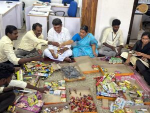 ஆதரவு அற்ற குழந்தைகளுக்கு வருகின்ற தீபாவளியை முன்னிட்டு வெடி பேட்டி  பேக்கிங் செய்யப்பட்டது.