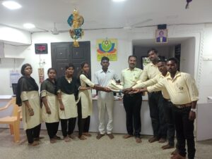 சீருடை வழங்கப்பட்டது.