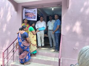 தென் மாவட்டத்துக்கு வெள்ள நிவாரண பொருட்கள் வழங்கப்பட்டது.