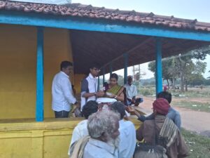 100கும் மேற்பட்ட மக்களுக்கு  அன்னதானம் வழங்கப்பட்டது.