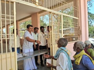 100கும் மேற்பட்ட மக்களுக்கு  அன்னதானம் வழங்கப்பட்டது.