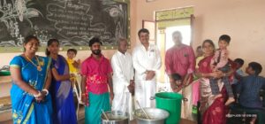 காலை உணவு அன்னதானமாக வழங்கப்பட்டது.