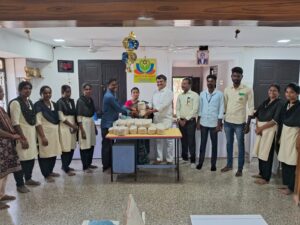 இயற்கை முறையில் விளைவித்த அரிசி வழங்கப்பட்டது .