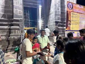 100கும் மேற்பட்ட பக்தர்களுக்கு இரவு உணவு அன்னதானமாக வழங்கப்பட்டது.