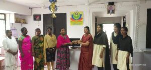 கர்ப்பிணி பெண்களுக்கு வளையல் அணியப்பட்டது.