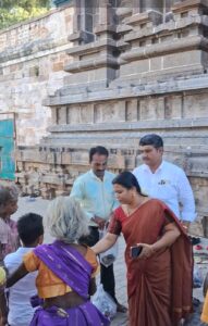 உணவு அன்னதானமாக வழங்கப்பட்டது.